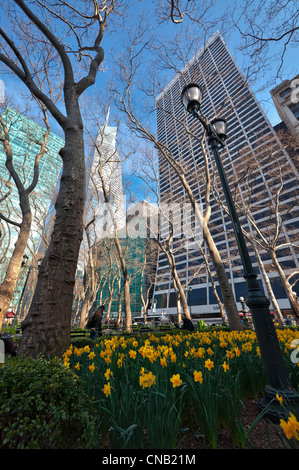Vista dei grattacieli di Manhattan dal Bryant Park di New York City Foto Stock