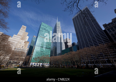 Vista dei grattacieli di Manhattan dal Bryant Park di New York City Foto Stock