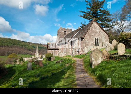 Cwmyoy Chiesa pendente nella valle di Ewyas Parco Nazionale di Brecon Beacons Galles Foto Stock