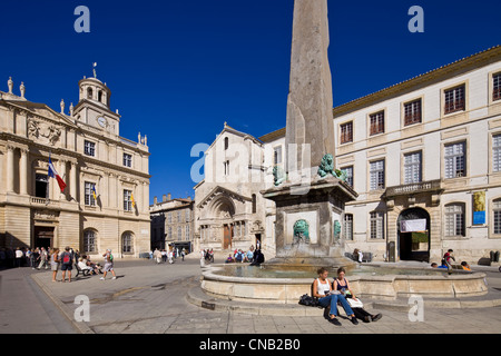 Francia, Bouches du Rhone, Arles, Place de la Republique, fontana, ingresso alla chiesa di Saint Trophime classee Patrimoine Foto Stock