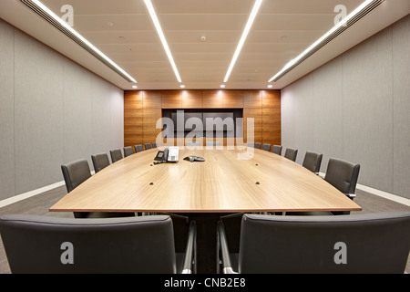 Sala riunioni Sala riunioni grande tavolo sedie dello schermo Foto Stock