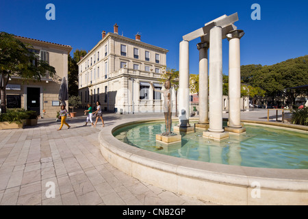 Francia, Gard, Nimes, luogo d'Assas, fontana progettata da Martial Raysse Foto Stock