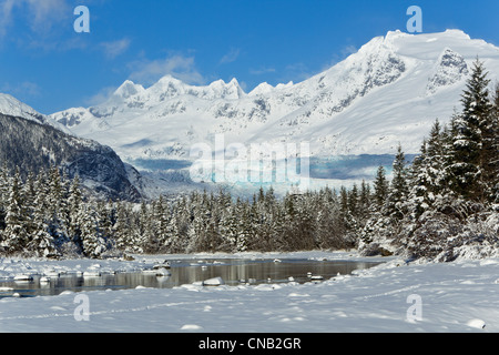 Scenic paesaggio invernale di Mendenhall River, Mendenhall Glacier e torri, Tongass National Forest, a sud-est di Alaska Foto Stock