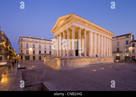 Francia, Gard, Nimes, Maison Carree, antico tempio romano del I secolo A.C. e il museo di arte contemporanea Foto Stock