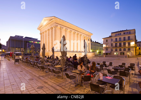 Francia, Gard, Nimes, Maison Carree, antico tempio romano del primo secolo dopo JC, il museo di arte contemporanea e dietro Le Carre Foto Stock