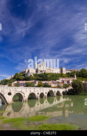 Francia, Herault, Beziers, St Nazaire Cathedral e il Pont Vieux sul fiume Orb Foto Stock