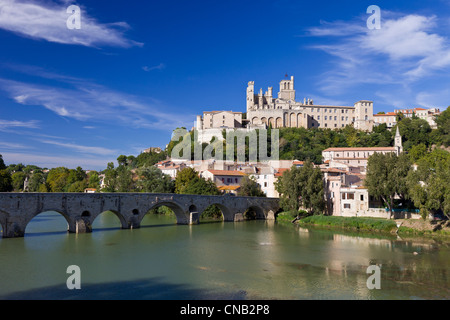 Francia, Herault, Beziers, St Nazaire Cathedral e il Pont Vieux sul fiume Orb Foto Stock