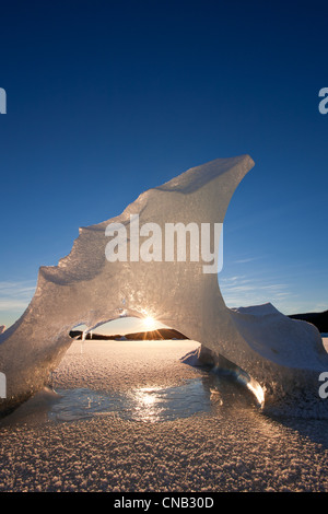 Vista delle formazioni di iceberg congelati in Mendenhall Lago con sun spiata attraverso, Tongass National Forest, Alaska, inverno Foto Stock