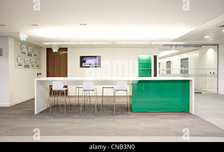 Verde la parete di vetro sala riunioni città banca di office Foto Stock