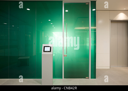 Verde la parete di vetro sala riunioni città banca di office Foto Stock