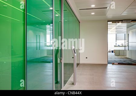 Verde la parete di vetro sala riunioni città banca di office Foto Stock