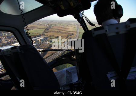 Vista dall'interno di un twin Squirrel elicottero sopra la M11 Foto Stock