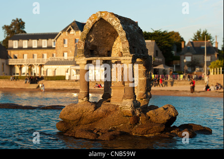 Francia, Cotes d'Armor, Côte de Granit Rose (la costa di Granito Rosa), Ploumanach, l Oratorio di San Guirec sul Saint Guirec Foto Stock