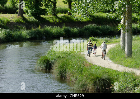 Francia, Ille et Vilaine, Hede, Canal Ille et Rance, ciclisti lungo il canale Foto Stock