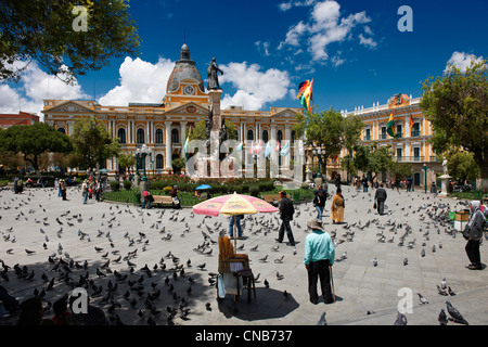 Piccioni sulla Plaza Murillo, dietro al Congresso Nazionale di edificio o Palacio Legislativo, Congreso de la República, Plaza Murillo Foto Stock