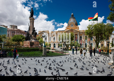 Piccioni, statua del presidente Gualberto Villarroel e Congresso Nazionale edificio o Palacio Legislativo, Plaza Murillio Foto Stock