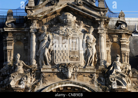 Francia, Nord, Roubaix, facciata dell'Hotel de Ville, dettagli delle sculture del Comune di Roubaix Foto Stock