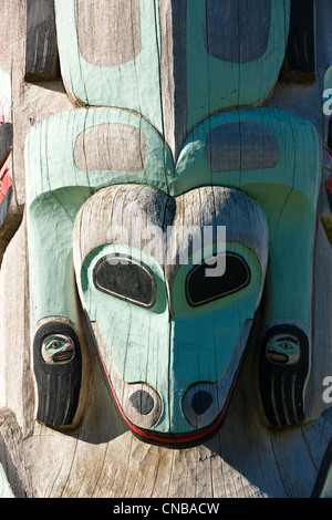 Tlinget Totem Pole sul display esterno del Haines Public School, Haines, a sud-est di Alaska, estate Foto Stock