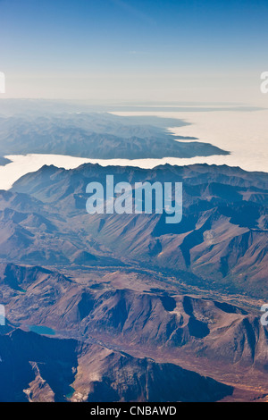 Vista aerea del Chugach Mountains e la nebbia che copre Cook Inlet e Turnagain Arm, centromeridionale Alaska, Autunno Foto Stock