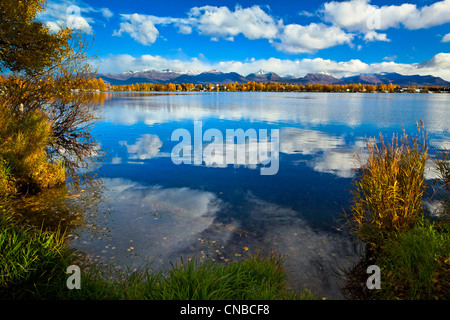 Vista panoramica del golden aspens presso il lago di Spenard, Anchorage, centromeridionale Alaska, Autunno Foto Stock