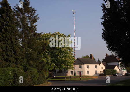 Il Maypole a Welford on Avon, Warwickshire, uno dei più alti maypoles in Inghilterra - 65 piedi (20 metri) Foto Stock