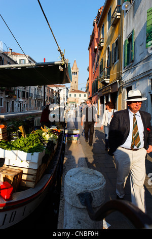 L'Italia, Veneto, Venezia, elencati come patrimonio mondiale dall' UNESCO, il quartiere di Dorsoduro, fruttivendolo una barca sul Rio di San Barnaba Foto Stock