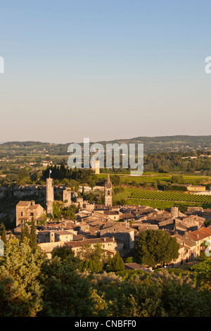 Francia, Gard, Aigueze, denominata più bei villaggi di Francia, borgo medievale con un lato arroccato sopra l'Ardeche Foto Stock