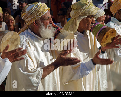 Gnaoua musicisti in parata di apertura del Festival di Essaouira, Marocco Foto Stock