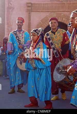 Gnaoua musicisti in parata di apertura del Festival di Essaouira, Marocco Foto Stock