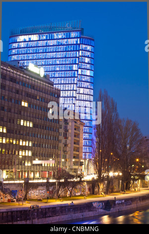 Austria, Vienna, Leopoldstadt, Canale del Danubio, Uniqa Tower progettato da larchitect austriaco Heinz Neumann, inaugurato nel 2005 Foto Stock