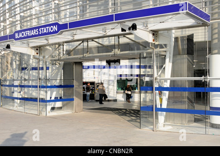 I mezzi di trasporto pubblici ingresso Blackfriars della metropolitana stazione ferroviaria & accesso anche ai grandi convogli ferroviari Blackfriars rail bridge London Inghilterra England Foto Stock