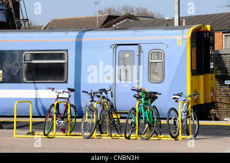 Maggiore Anglia metro servizio del treno alla stazione di piattaforma con ciclo di rack di storage per pendolari Foto Stock