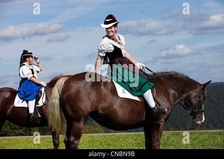 Horsewomen in abbigliamento tradizionale al Rossfest, Sankt Maergen, Germania Foto Stock