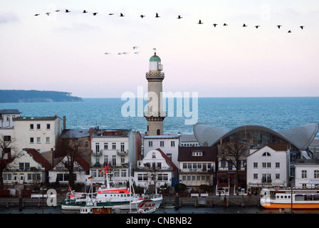 Il vecchio faro e la teiera e il Mar Baltico, Warnemuende, Germania Foto Stock