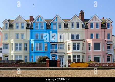 Aldeburgh terrazza fronte mare di proprietà dipinte di colore che si affaccia sul mare molti convertiti in pensioni e alloggi per vacanze Suffolk Inghilterra Regno Unito Foto Stock