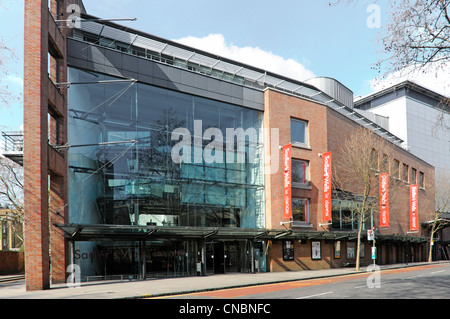 Alberi invernali e cartelli con banner con vista soleggiata sull'altitudine della strada Di Sadlers Wells Theatre costruzione di un luogo per le arti dello spettacolo Clerkenwell Londra Inghilterra Regno Unito Foto Stock