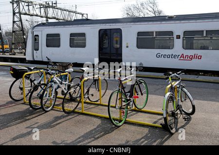 Maggiore Anglia servizio del treno alla stazione di piattaforma con ciclo di rack di storage per pendolari Foto Stock