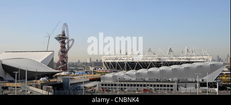 Vista sul parco olimpico, polo acquatico di fronte e Londra 2012 stadi sportivi del centro acquatico Beyond & Orbit Tower Stratford Newham Inghilterra Regno Unito Foto Stock