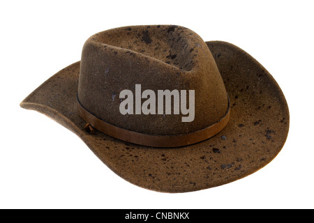 Brown Lana Feltro il cappello da cowboy con gocce di pioggia isolato su sfondo bianco Foto Stock