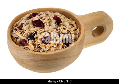 Muesli di cereali (fiocchi d'avena con uvetta, Cranberries, fettine di mandorle e semi di lino) su un rustico scoop di legno Foto Stock