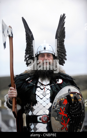 Uomini vestiti in costume vichingo prendere parte all'annuale Up Helly Aa festival a Lerwick, Isola delle Shetland e della Scozia. Foto Stock