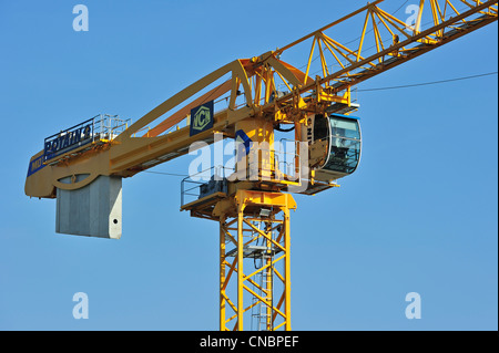 Giallo gru da cantiere a cantiere che mostra di cabina e contrappeso Foto Stock