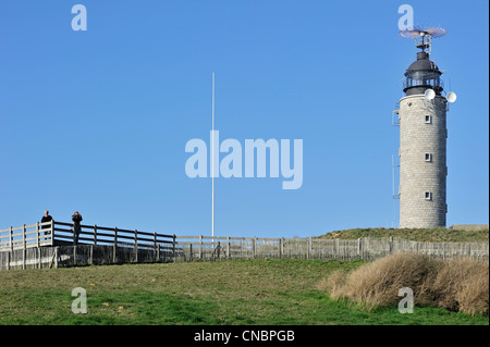 Faro e walkers sulla piattaforma di osservazione a Cap Gris Nez / Cap Gris-Nez, Côte d'Opale / Opal Coast, Francia Foto Stock