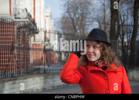 Lo studente guarda i Dodici Collegia edificio. Foto Stock