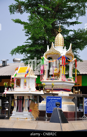 Case di spirito buddista sul lato di Tikathanon Road, Udon Thani, Provincia di Udon Thani, Thailandia Foto Stock