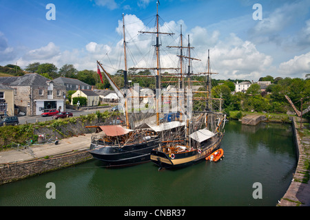 Due tall ships " Kaskelot' e 'Phoenix' ormeggiata nel porto di Charlestown in Cornovaglia, England, Regno Unito Foto Stock