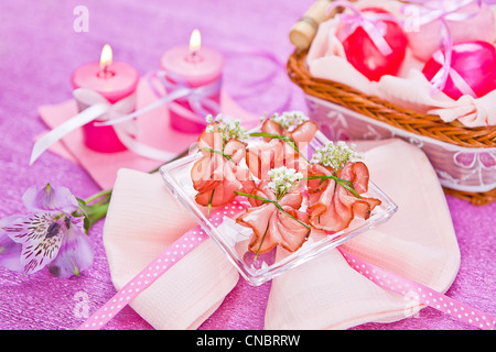 Decorate pezzo di prosciutto sul tavolo Foto Stock