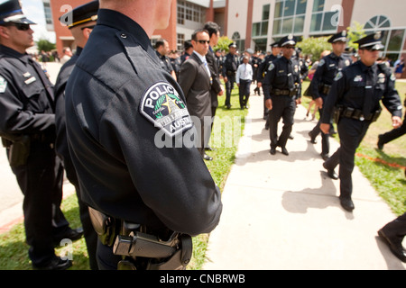 Folla di ufficiali in uniforme a cui hanno partecipato le esequie di Austin funzionario di polizia che è stato ucciso nella linea del dazio in una cerimonia completa Foto Stock