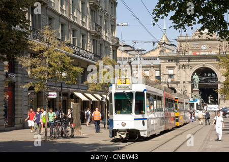 In orizzontale ampia angolazione di Bahnhofplatz con Richard Kissling è un monumento al di fuori della Zürich Hauptbahnhof o Zurigo HB a Zurigo Foto Stock