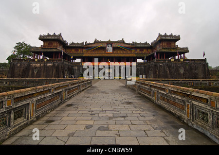 In orizzontale ampia angolazione del Palazzo Imperiale di [quello dei Kinh thành Hue] entrata principale, il mezzogiorno o il cancello di mezzogiorno (Ong Mon Gate) in tinta, Vietnam Foto Stock